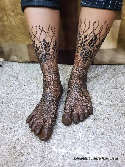 Bridal beauty from head to toe. This intricate floral design for a bride's feet covers the entire foot and extends up the leg, ensuring a complete and elegant look for her wedding day.
