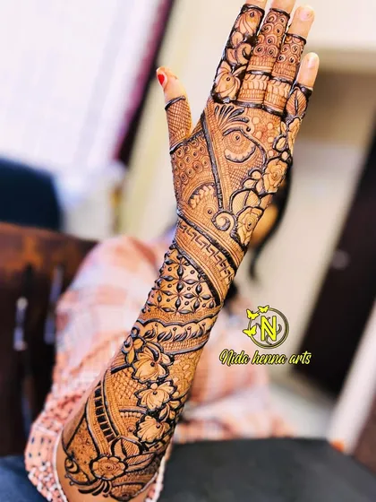The back of the hands deserves just as much detail. This Indian bridal back hand design features a mix of floral and paisley patterns, ensuring the bride looks beautiful from every angle.