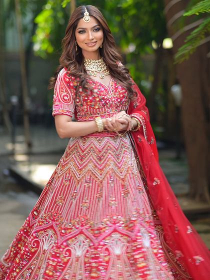 A complete bridal look featuring a heavy, gold-plated Kundan necklace, haath phool, and maang tikka, all available for rent.