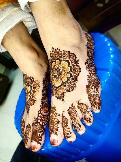 Hajira Mehendi Artist - Mehndi Artist Services Elegant Foot & Leg Mehndi photo 15