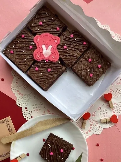 Fudgy, cute, and full of love. This box of our signature brownies is decorated with mini hearts and a teddy bear cookie for Valentine's Day.