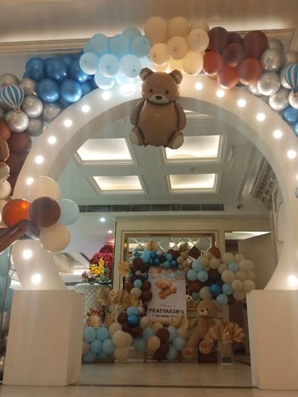 The grand entrance for another Teddy Bear-themed first birthday, with a lighted arch and cute bear foil balloons.