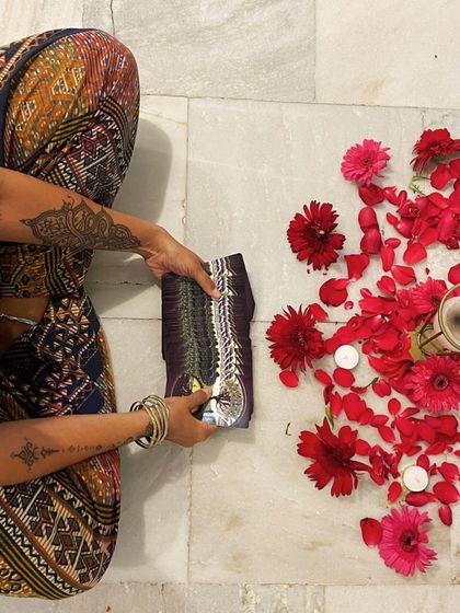 Exploring the connection between the spine and our energy flow during a women's circle, using visual aids and discussion.