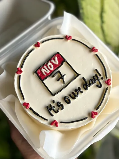 Mark your special day with a custom calendar bento cake. This design features a specific date, making it a unique and personal way to celebrate an anniversary.