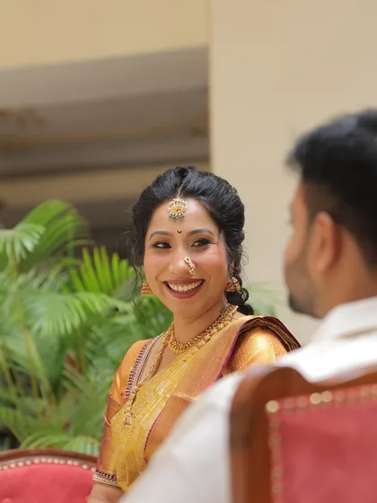 This bride radiates timeless elegance in a classic Maharashtrian look. I focused on soft glam makeup, highlighting her features and complementing the traditional nath and maang tikka.