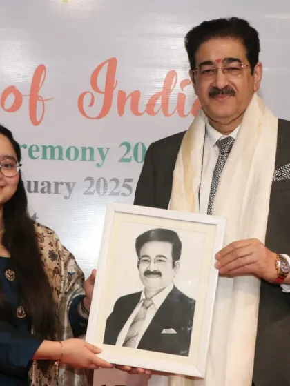 A student presents a portrait to Sandeep Marwah Ji, a special moment from our award ceremony.