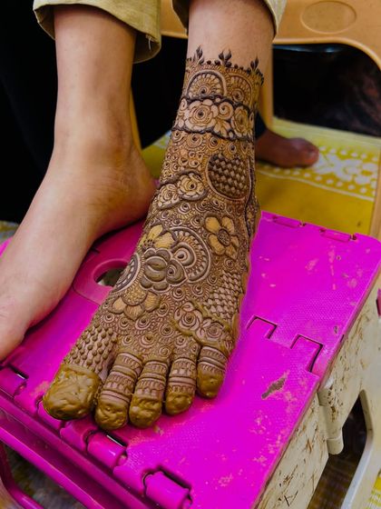 Another angle of this stunning leg design. The details are incredibly fine and the composition is beautiful.