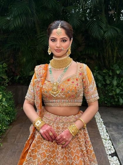 For the bride who wants a timeless charm beyond red. This rust-orange bridal look offers a modern yet classic alternative, full of warmth and elegance.