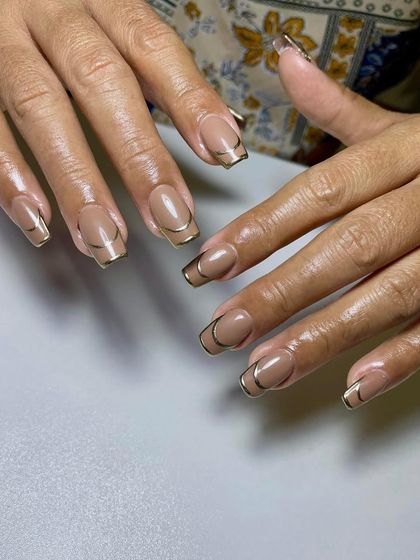 A sophisticated nude set with a double French outline in gold. This minimalist chrome design is very modern and chic.