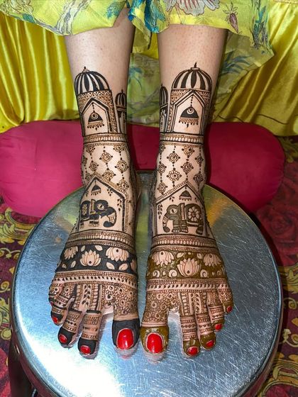 Another view of the majestic palace and elephant foot mehandi.