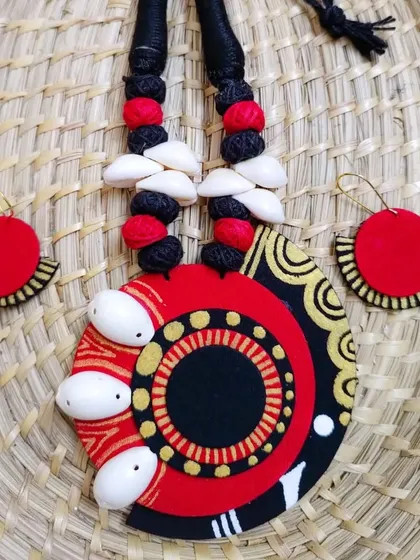 In addition to terracotta, I offer a range of lightweight fabric jewelry. This piece combines hand-painted fabric with cowrie shells, providing a different texture and style for your customers.