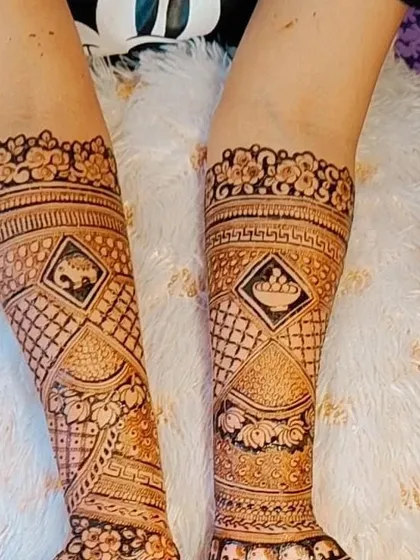 This design features symbolic elements in diamond-shaped frames on the back of the hands, with a full net pattern below.