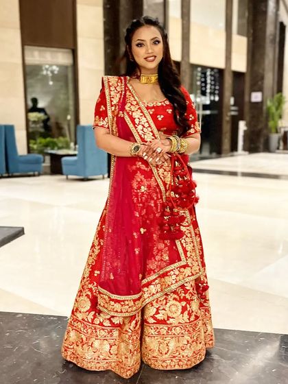 A flawless look for the perfect day. This bride is radiating happiness and confidence in her stunning red lehenga and perfectly coordinated makeup.