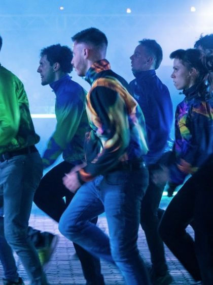 The dance crew of "To Da Bone" in a synchronized movement sequence. The photo highlights the precision and power of the choreography by the Ballet National de Marseille.