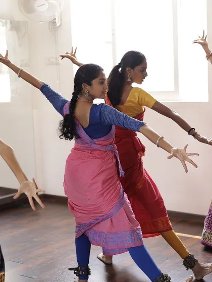 Students practicing a sequence in unison during a class. This helps develop synchronization and a collective sense of rhythm, which is essential for group performances.