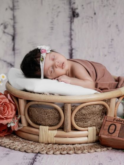 The full floral basket setup, including a calendar block to mark the special day. The combination of rustic wood and fresh flowers is simply beautiful.