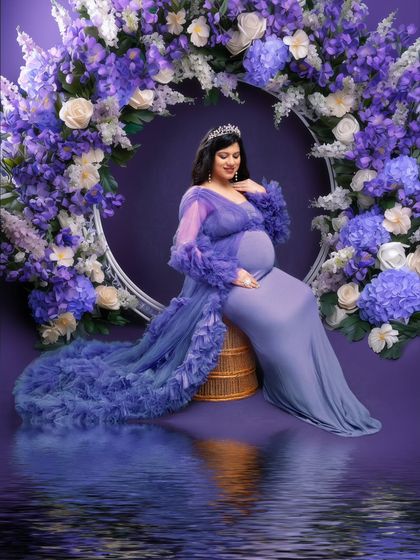 She’s not just carrying a baby, she’s carrying dreams. Draped in violet hues and crowned like a queen, this floral setup is a tribute to new beginnings.
