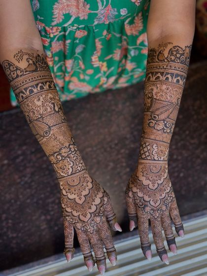Another angle of this stunning full-coverage bridal mehendi.