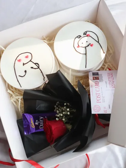 The "XOXO" hamper, featuring two dessert tubs with cute characters and a single red rose.