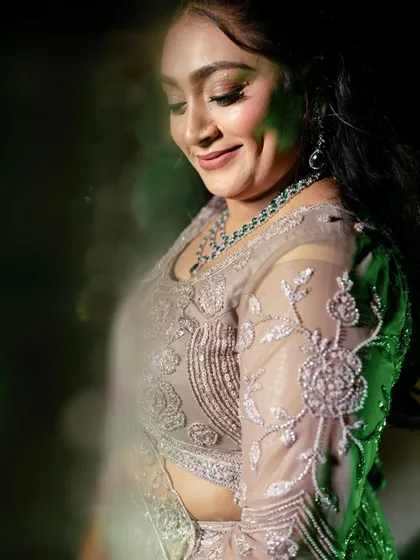 A closer look at this gorgeous Sangeet glam. The focus is on creating a luminous glow from within, with soft, blended eyeshadow and a skin-first approach that looks and feels amazing.