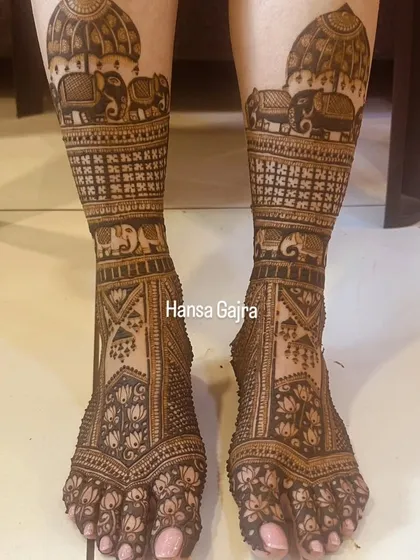 A full bridal leg mehendi with matching motifs from the hands. This design features elephant processions and lotus patterns, creating a cohesive and royal look from head to toe.