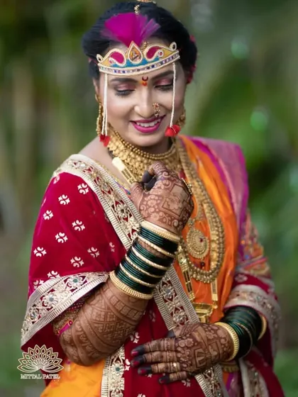 The deep, dark stain of this bridal mehndi looks stunning against the bride's traditional Maharashtrian attire. This is the "stain goal" I always aim for.