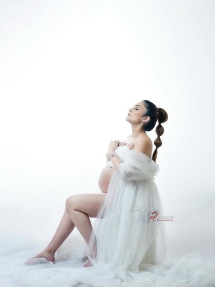 A color-toned version of the graceful seated portrait. The warm tones add a different feel to this artistic and minimalist maternity photo.