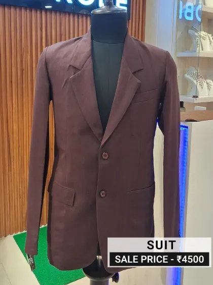 A smart brown suit that works for both formal and semi-formal occasions. This is a fantastic addition to your wardrobe, offering a polished look at a clearance price. Own this complete suit for only ₹4500.