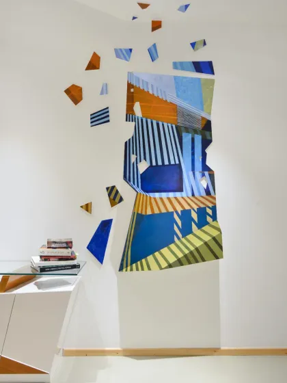 A vibrant, abstract artwork adds a sense of exclusivity to the main cabin at the AMG office. Set against soft, light tones, the piece becomes a focal point that reflects the unique and creative character of the real estate studio.