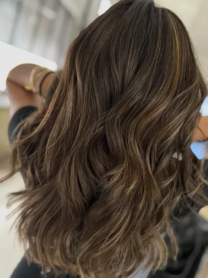 This cool beige balayage blend is a versatile look. The highlights add dimension and brightness, creating a beautiful result that looks great from all angles.
