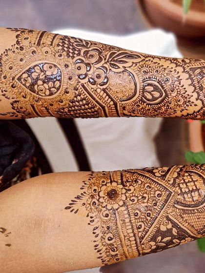 A close up of the intricate patterns on the back of the hands from the "Tum Bin" design set.