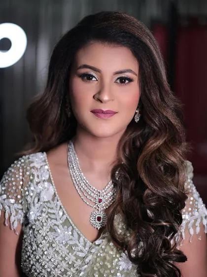 A full portrait of the Sangeet bride, looking elegant and ready for her party. The diamond jewellery adds a touch of luxury.