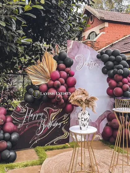 A rich and moody take on the boho style. The combination of deep burgundy and black balloons with gold accents and pampas grass creates a dramatic and lavish look.