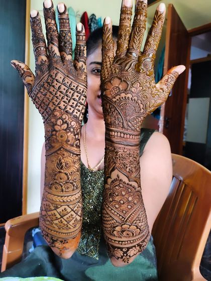 Hajira Mehendi Artist - Mehndi Artist Services Intricate Bridal & Sangeet Designs photo 8