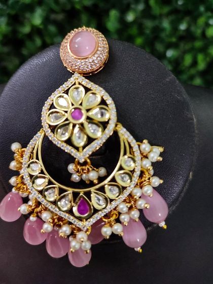 The matching passa from this set, perfect for adding a touch of glamour to your hairstyle.