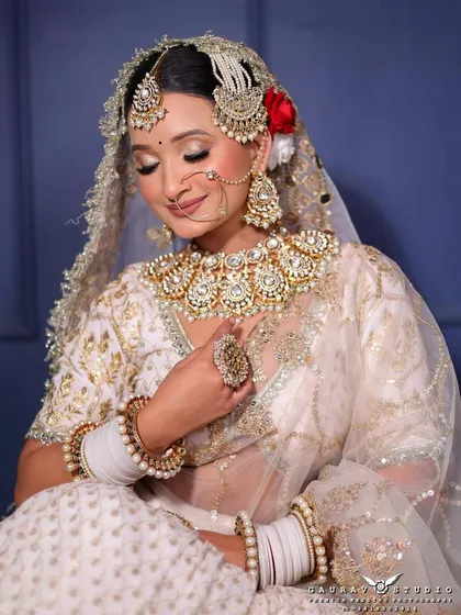 A close-up showcasing the stunning kundan and pearl jewellery paired with the white bridal lehenga. I help you style the entire look from head to toe.
