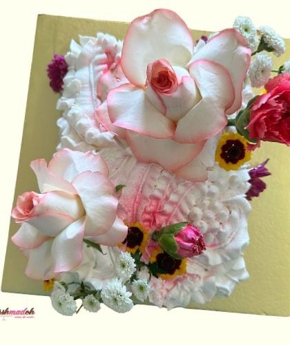 I got to work on an amazing design recently, a flower garden on a cake! This square cake is covered in fresh, bright flowers for a stunning 3D effect.