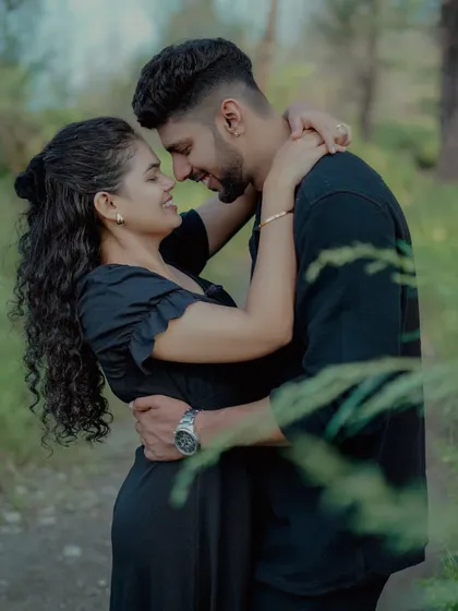 An intimate embrace in a beautiful green setting, this pre-wedding photo is all about romance and connection.