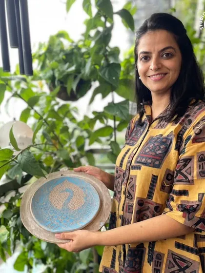 This student created a lovely swan design on her plate using the Sgraffito carving technique.