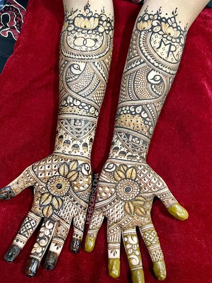 The front view of the sunflower engagement mehendi, showing all the personalized elements.