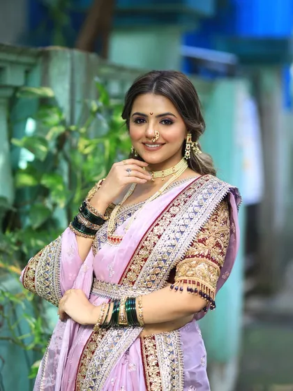 Subtle makeup magic on this beautiful model, showcasing a modern take on the Marathi bridal look with a lilac saree.