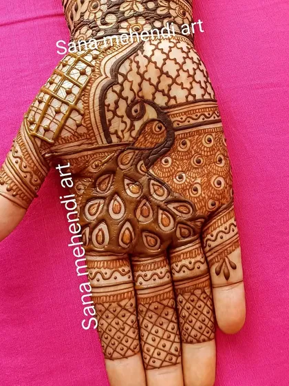 This peacock design uses the feathers to create a beautiful, flowing pattern across the palm.