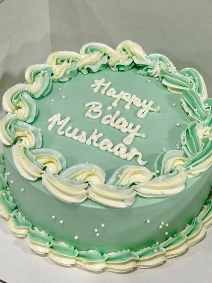 A lovely mint green cake with two-tone vintage piping. I love how the simple color combination creates such a fresh and pretty look.