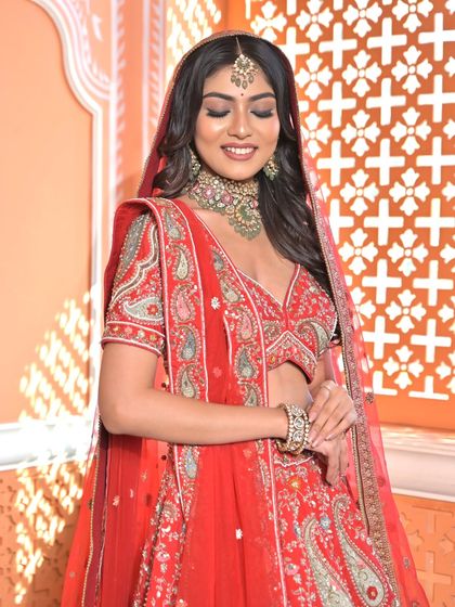 A complete bridal look featuring a heavy, gold-plated Kundan necklace, haath phool, and maang tikka, all available for rent.
