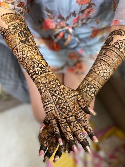 Personalizing your mehendi is my favourite part. Here, we spelled out a special name across the bride's fingers, making her design truly one of a kind.
