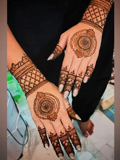 A classic mandala design on the back of the hands. This is a timeless and elegant choice, perfect for any occasion from a party to a festival.