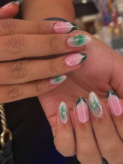 A unique design with a touch of green. This set features a sheer pink base with a dark green and white starburst pattern at the tips for a subtle yet striking look.