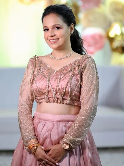 All dolled up for her sister's engagement. Komal looked beautiful in this pastel pink lehenga with a soft, shimmery makeup look. 💖