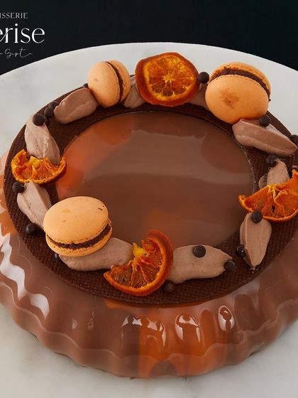 A full view of the Valencian Sunshine, a vibrant masterpiece where zesty citrus meets velvety sweetness.