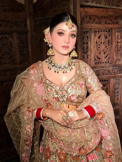 A close-up of the bride's hands, showing her chooda and rings.